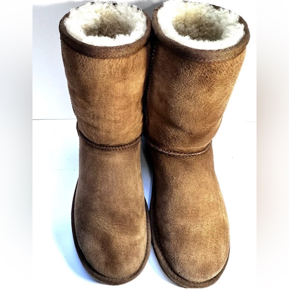 UGG AUSTRALIA BOOTS CLASSIC SHORT II SUEDE SHEEPSKIN CHESTNUT SIZE 6 VERY CLEAN!